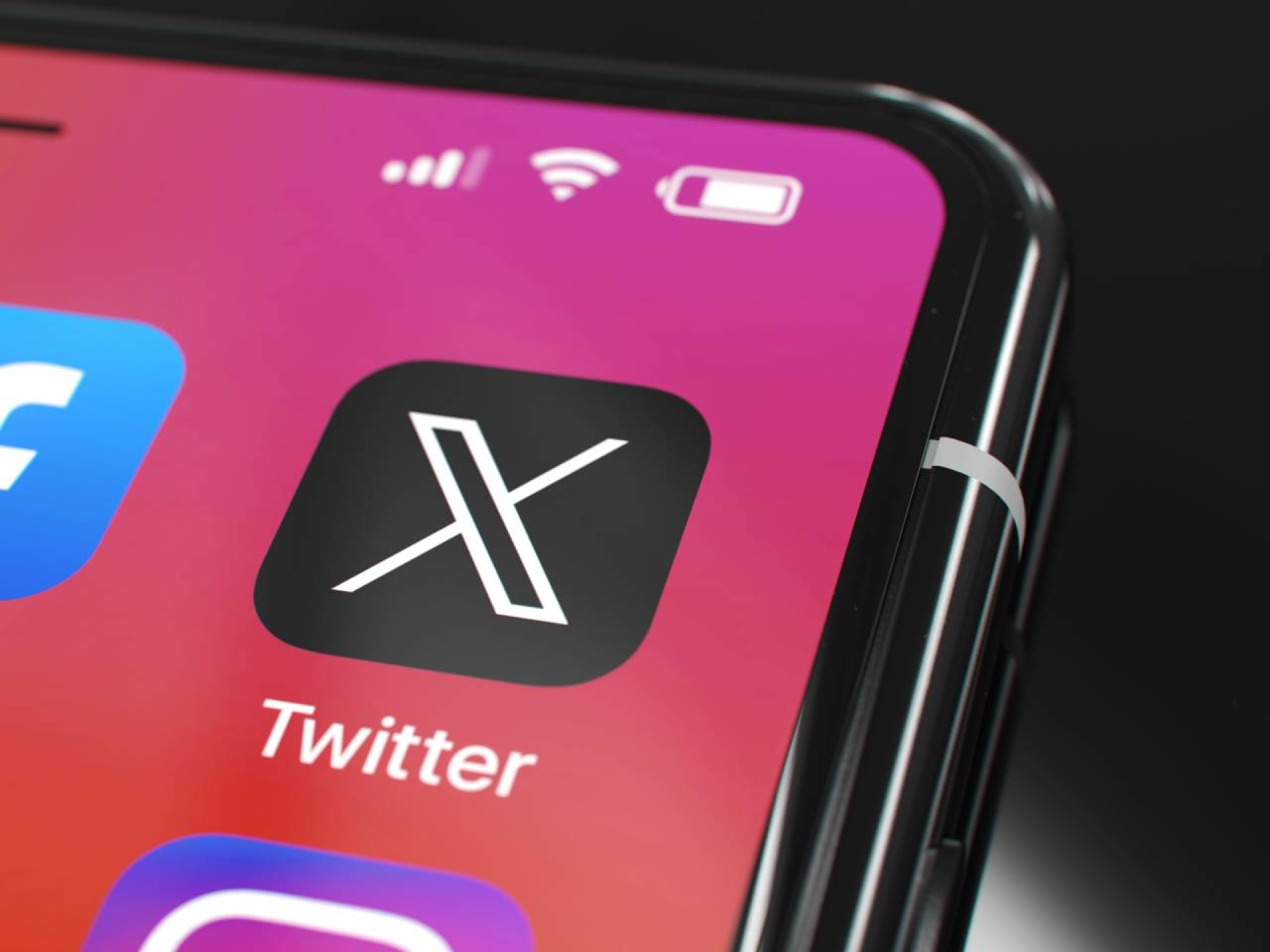'X' impone una tarifa anual a los usuarios