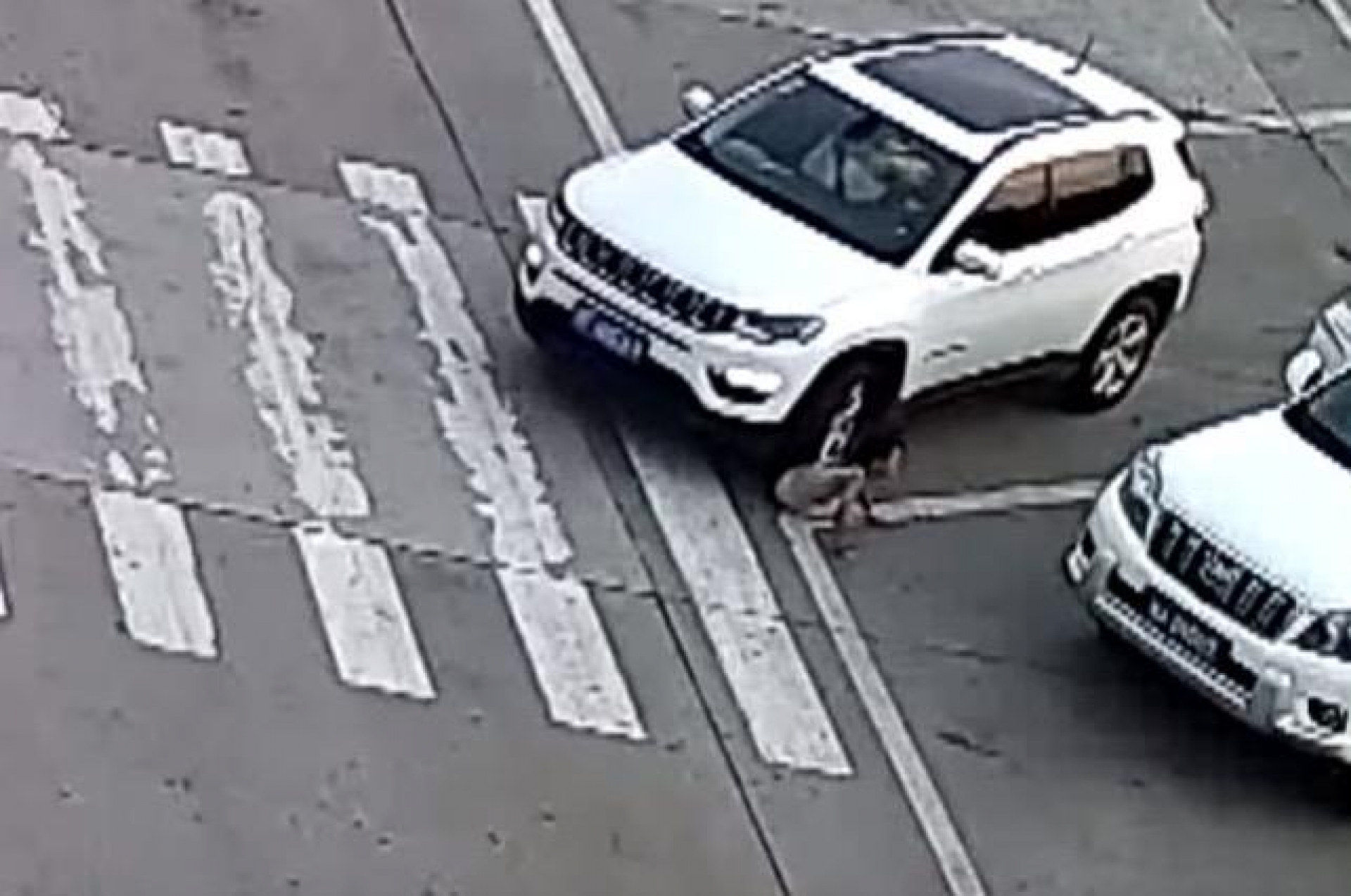 VIDEO: ¡Cuidado en los estacionamientos!