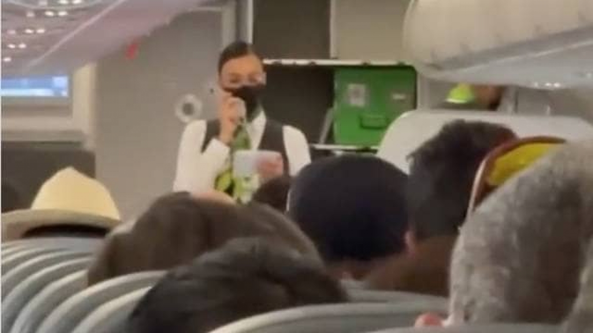 Pasajeros "trollean" a una azafata de VivaAerobus