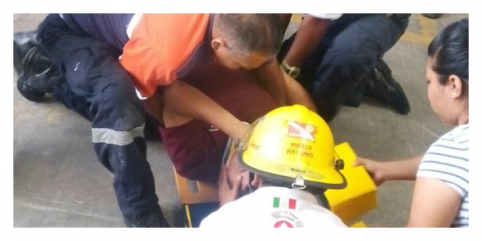 Tres personas resultan lesionadas por caída de ventanal en tienda departamental