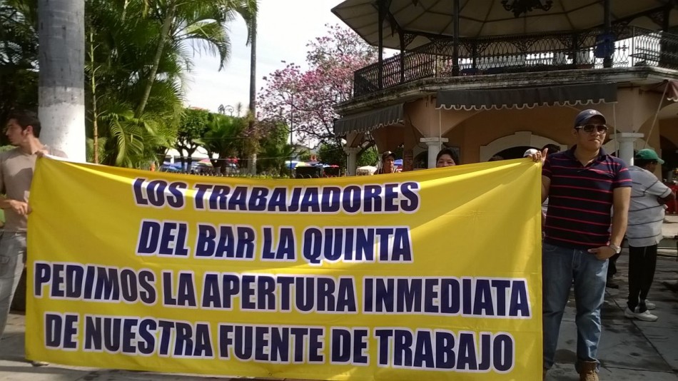 Protestan por clausura de bar en Cuautla