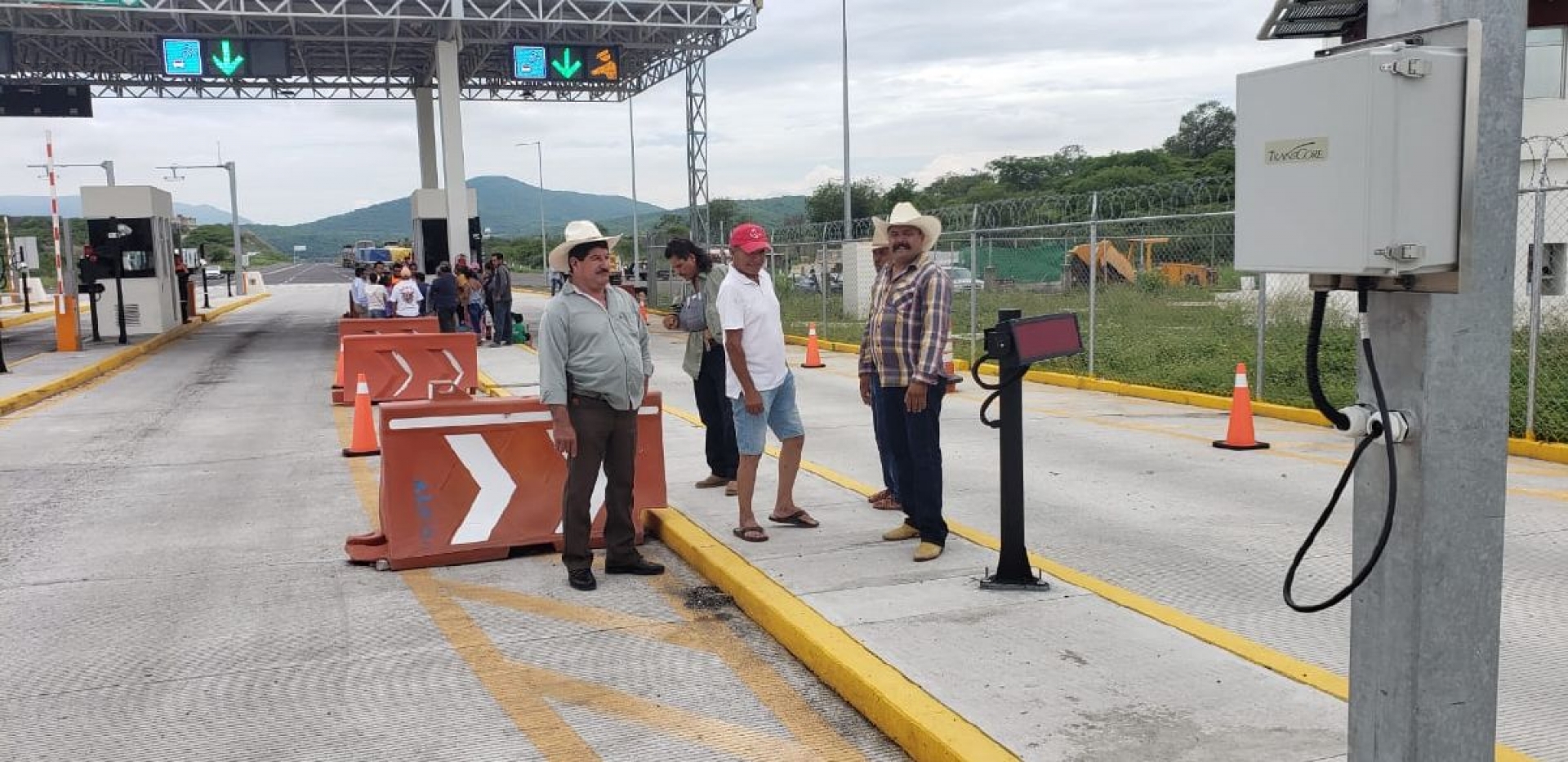 Bloquean autopista SXXI en San Rafael por detención de ayudante