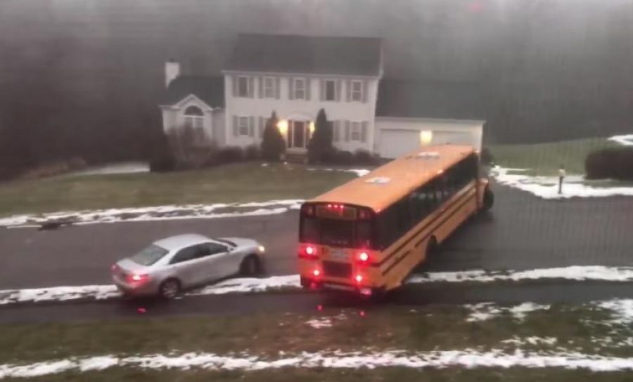 VIDEO: Autobús escolar se desliza sobre calle con hielo