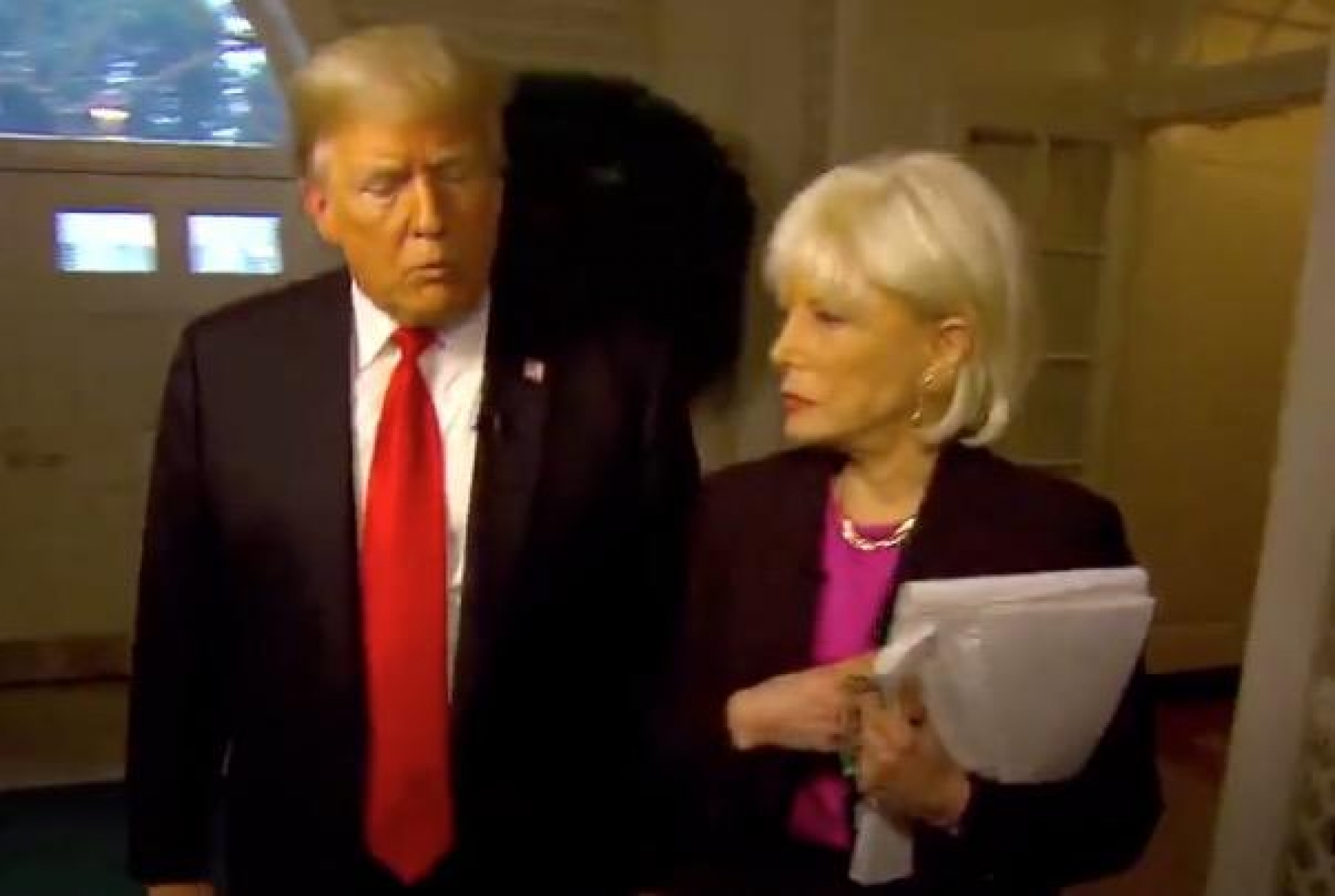 VIDEO: "Soy presidente y usted, no"; así discute Trump con una periodista