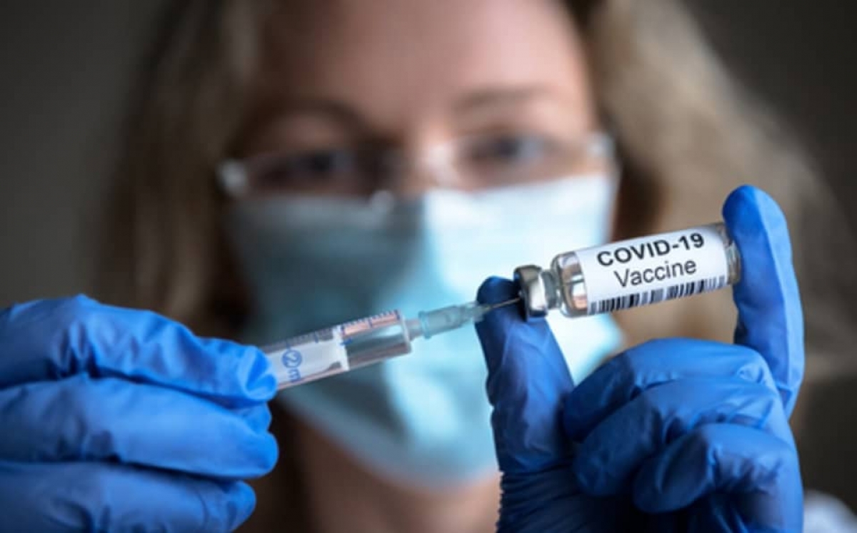 Enfermera sustituyó vacuna COVID por solución salina en Alemania