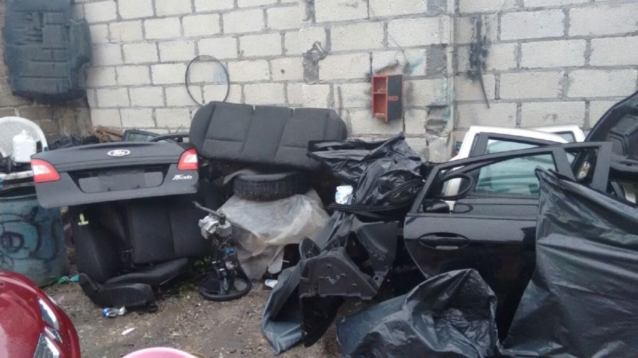 Catean dos casas en las que desvalijaban vehículos robados