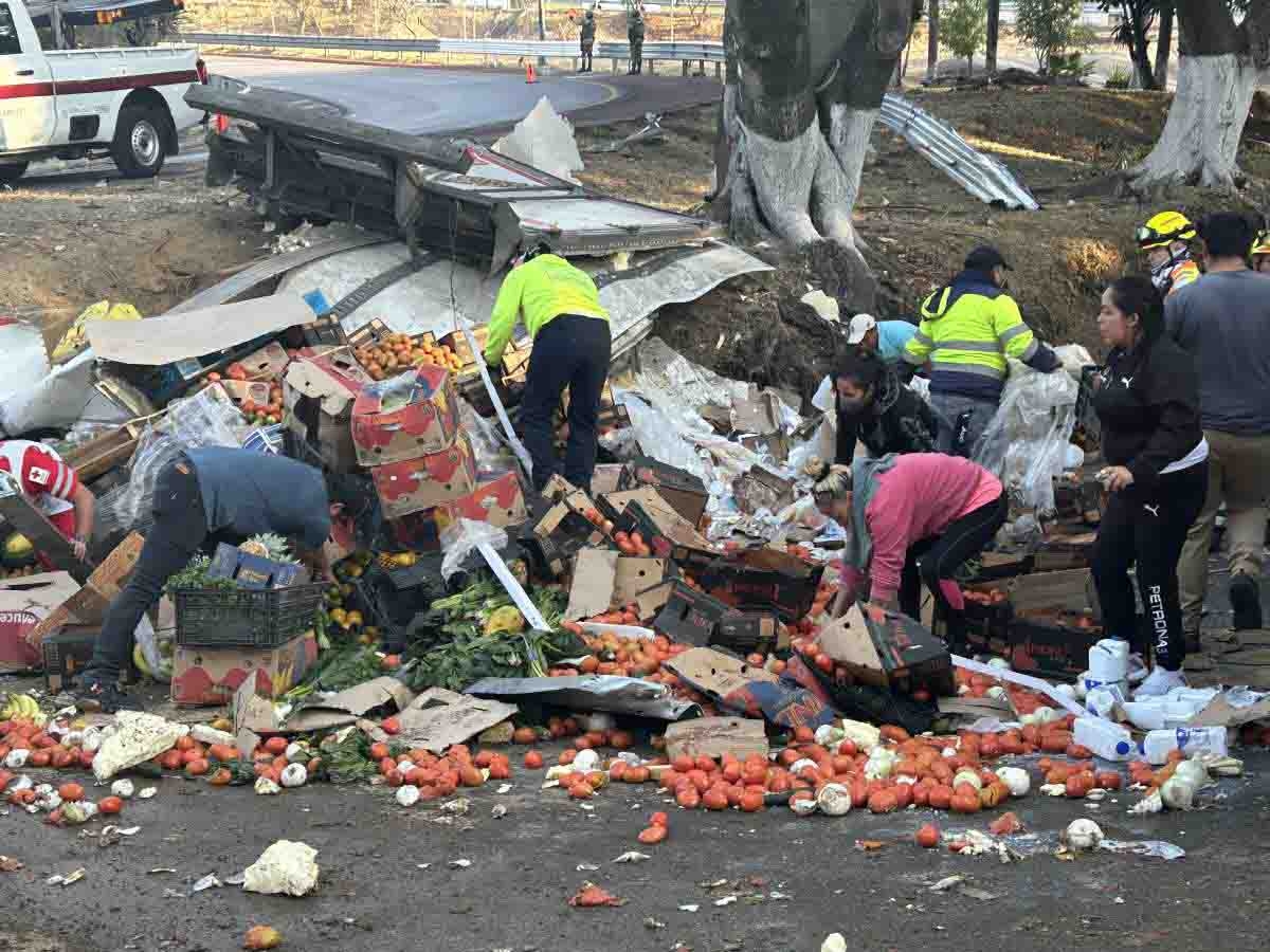 Caos por la volcadura de un tráiler