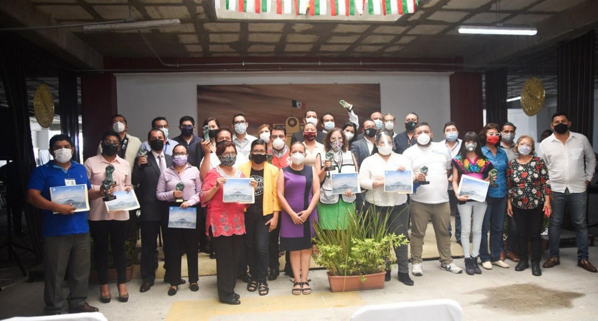 Entregan la presea "Puño y fuerza" a personas e instituciones solidarias en Jojutla