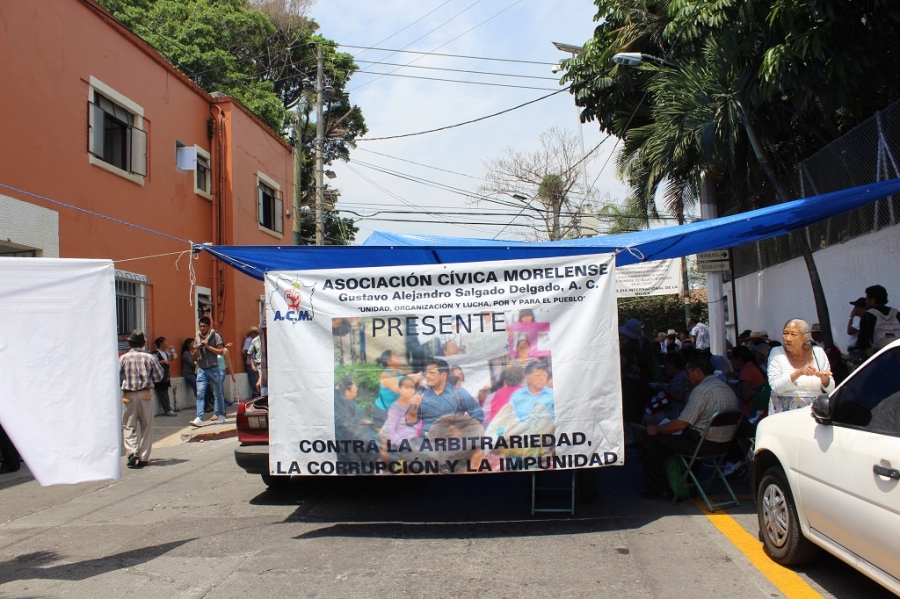 Adultos mayores realizan plantón en el Ayuntamiento