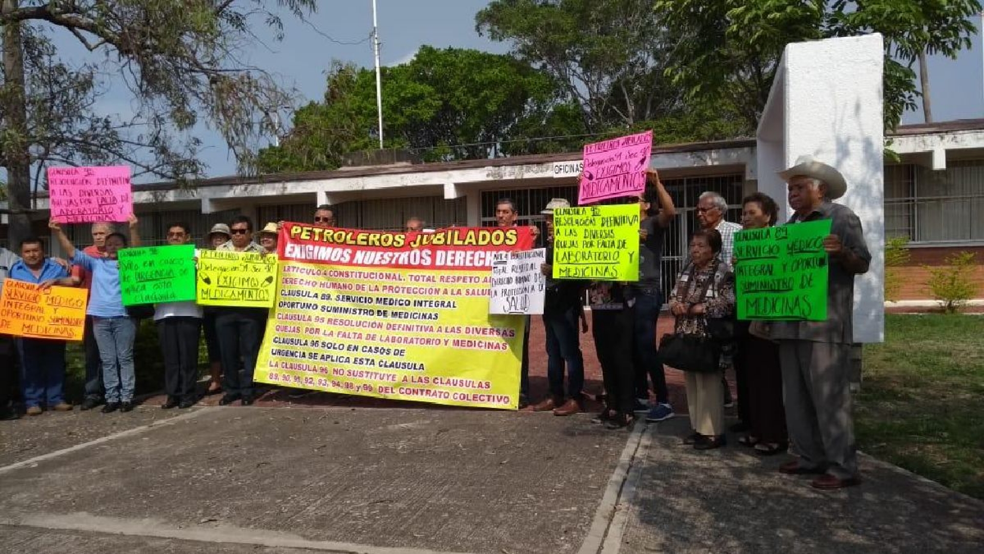 Protestan jubilados de Pemex por falta de servicios médicos
