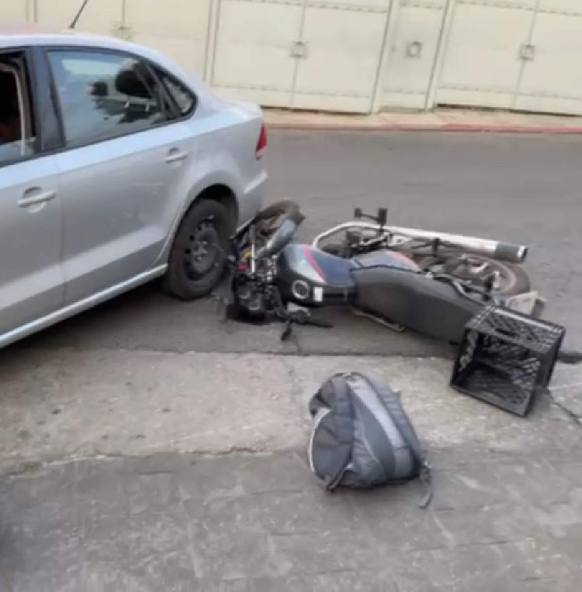 Un motociclista sufrió algunos golpes durante un choque