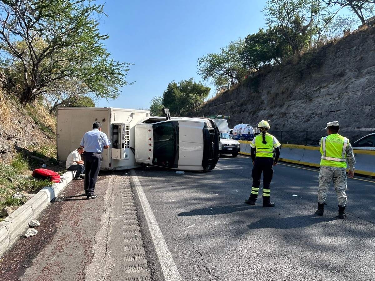 Vuelca una camioneta en la autopista México-Acapulco
