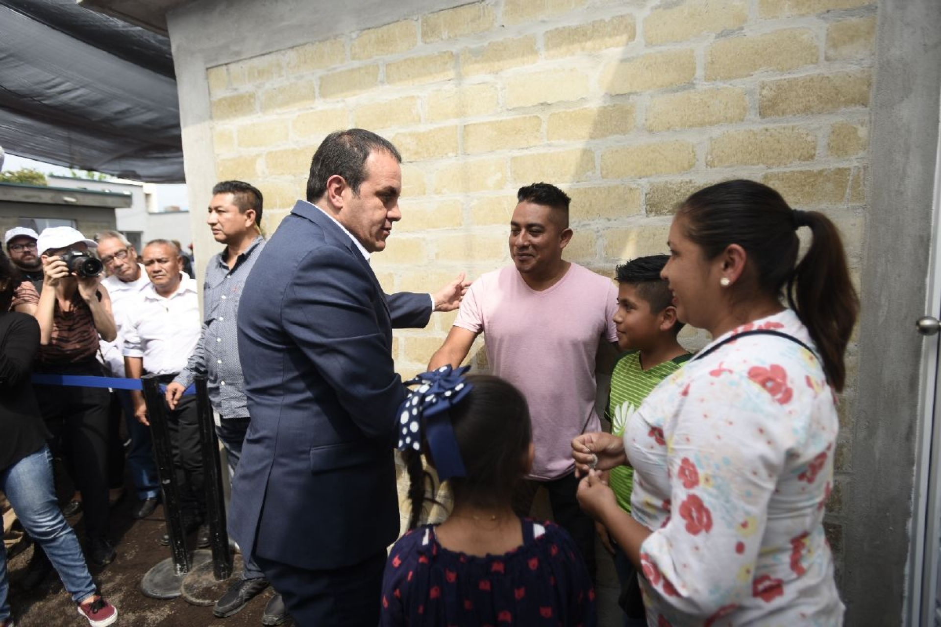 Entrega Cuauhtémoc Blanco viviendas a damnificados del 19-S