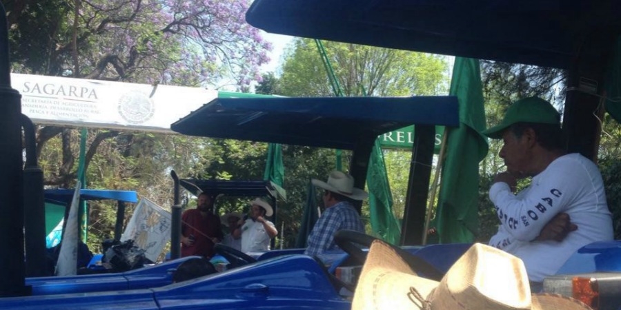Marcha la UNTA y pide recursos para el campo; integrantes realizan un bloqueo frente a la Sagarpa