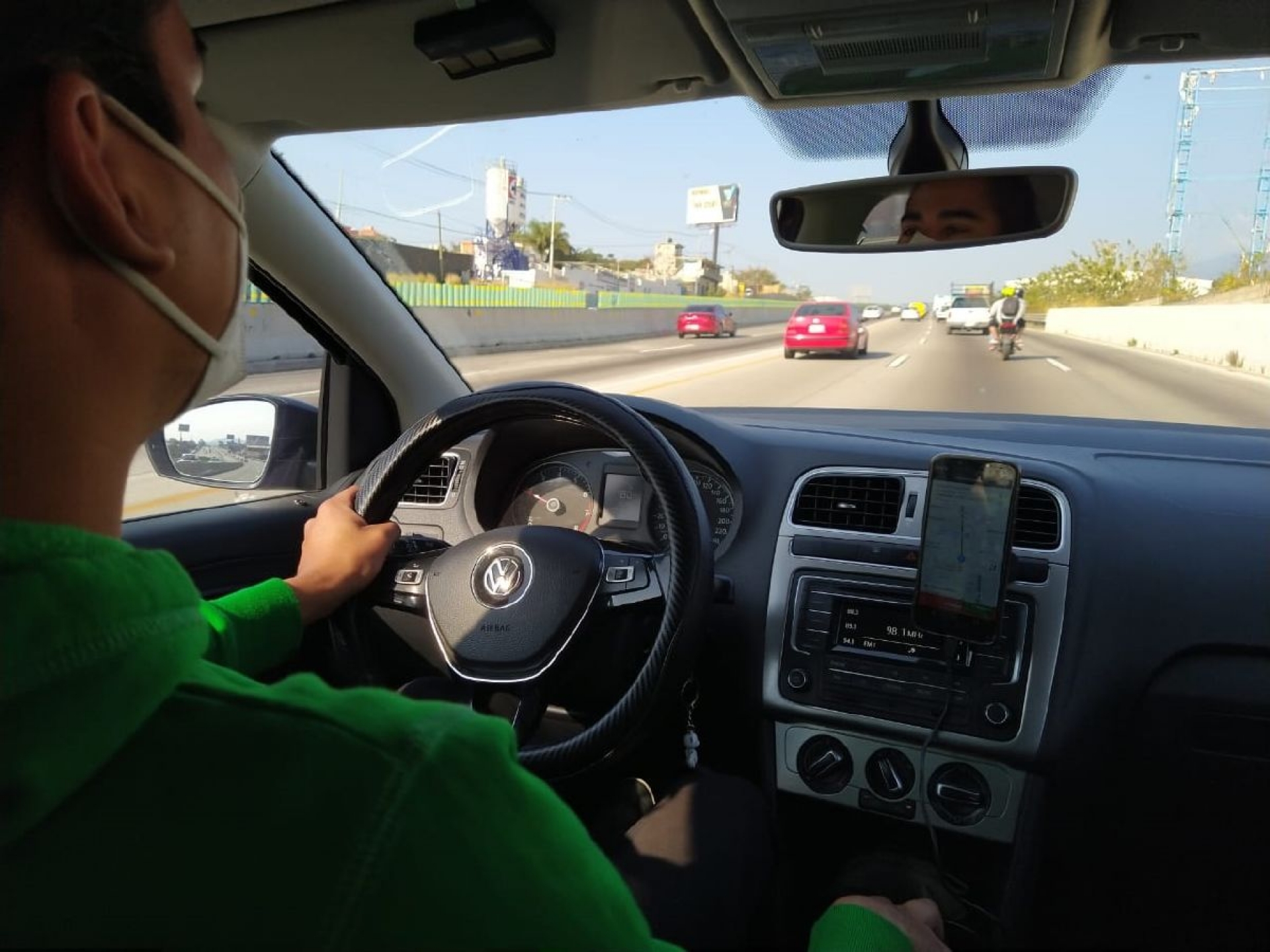 Abogado trabaja como conductor de Didi por falta de empleo