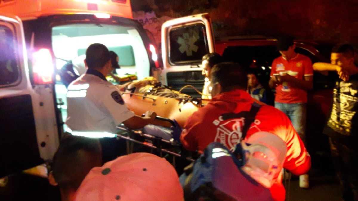 Cae taxi a una barranca; el chofer resultó herido