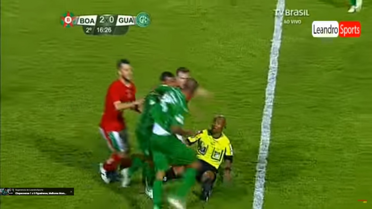 Golpea jugador brasileño al árbitro tras ser expulsado (Video)