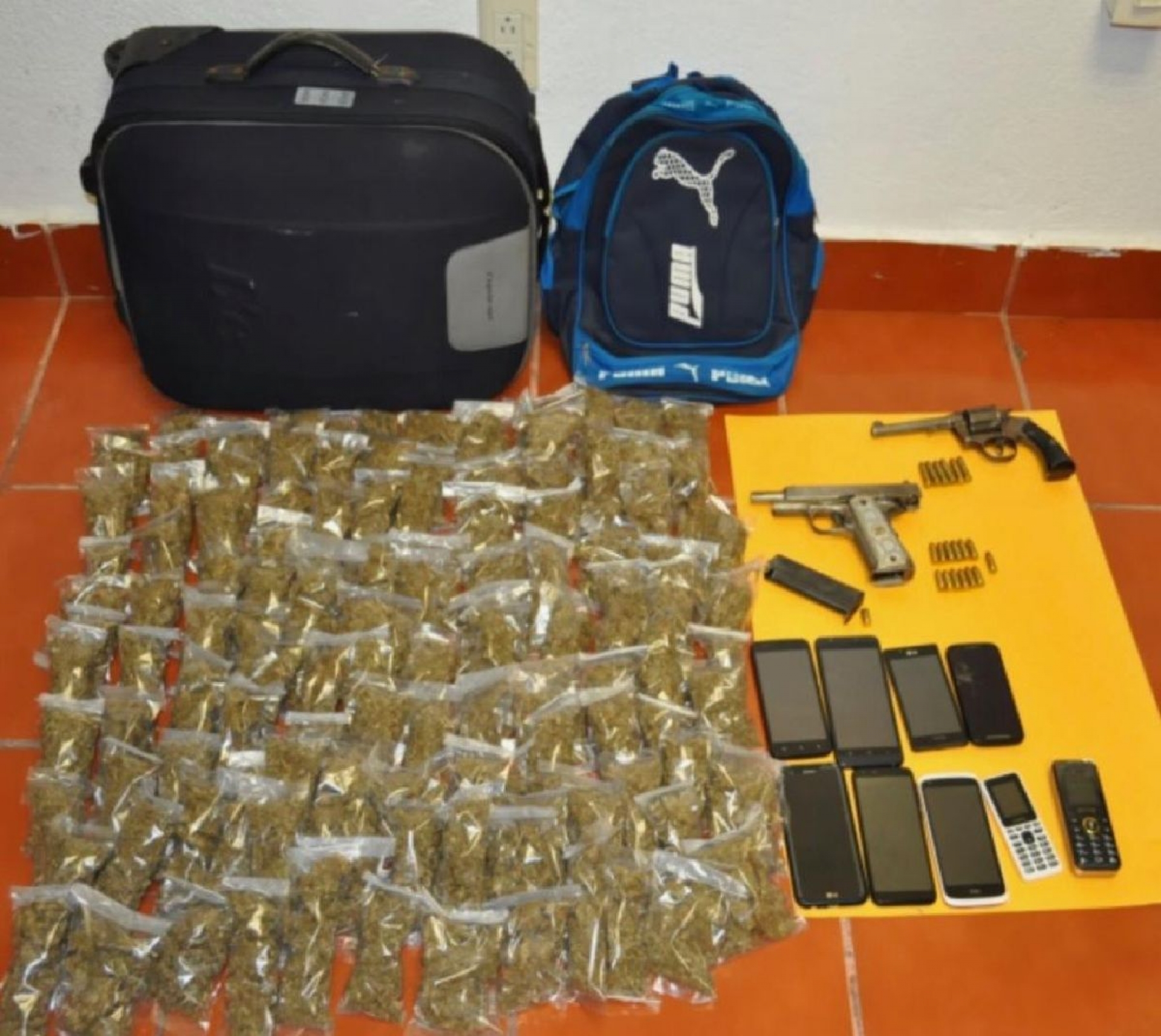 Les hallaron 100 bolsas de marihuana
