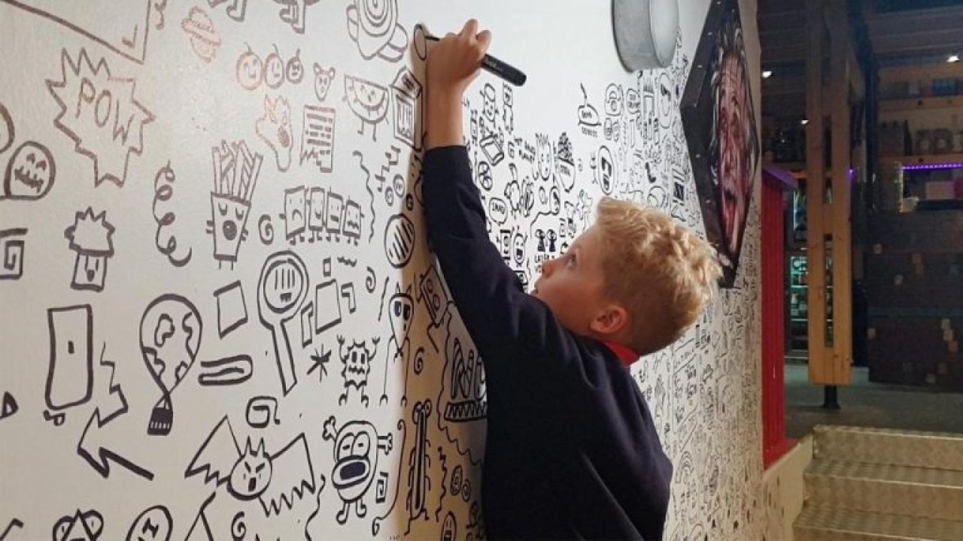 Sus profesores lo castigaban por dibujar en clase y ahora decoró un restaurante con sus diseños