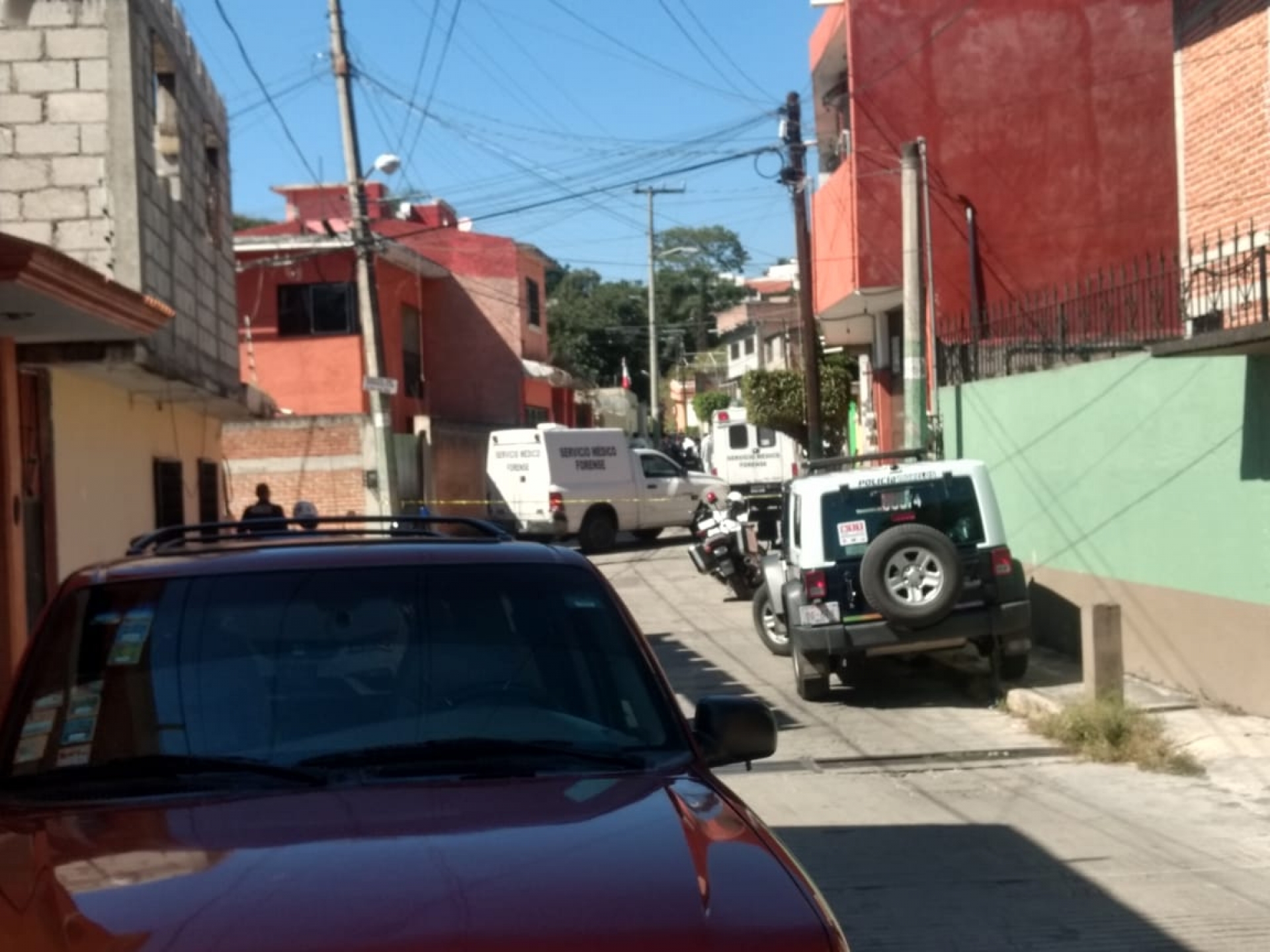 Hallan los cadáveres de tres personas en una vivienda, en Flores Magón