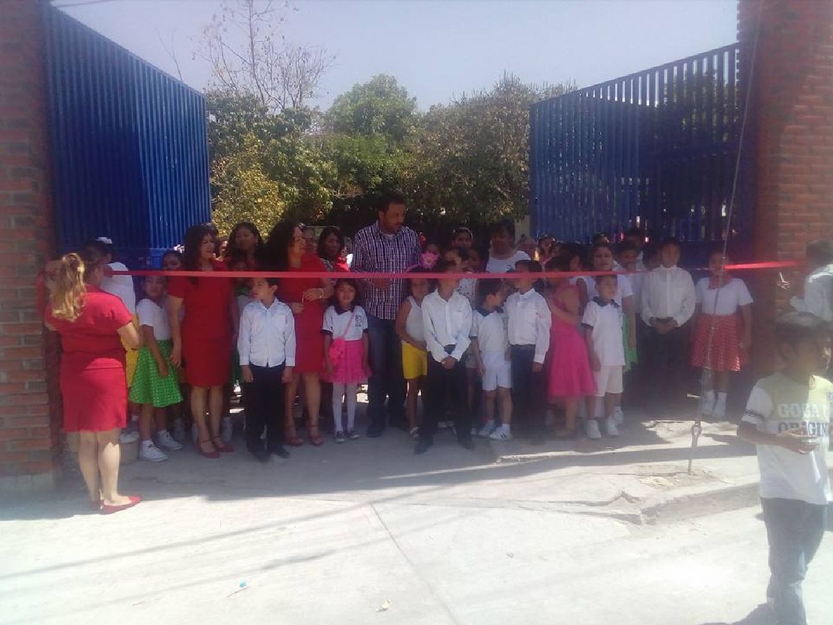Juan Felipe Domínguez Robles entregó la remodelación de la bodega y fachada principal de la primaria Profesor Rafael Ramírez