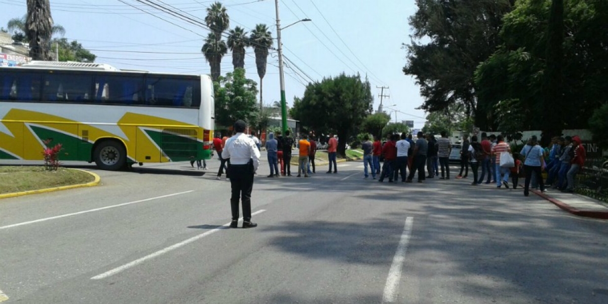 Normalistas de Amilcingo y Ayotzinapa llegan a Cuernavaca para manifestarse