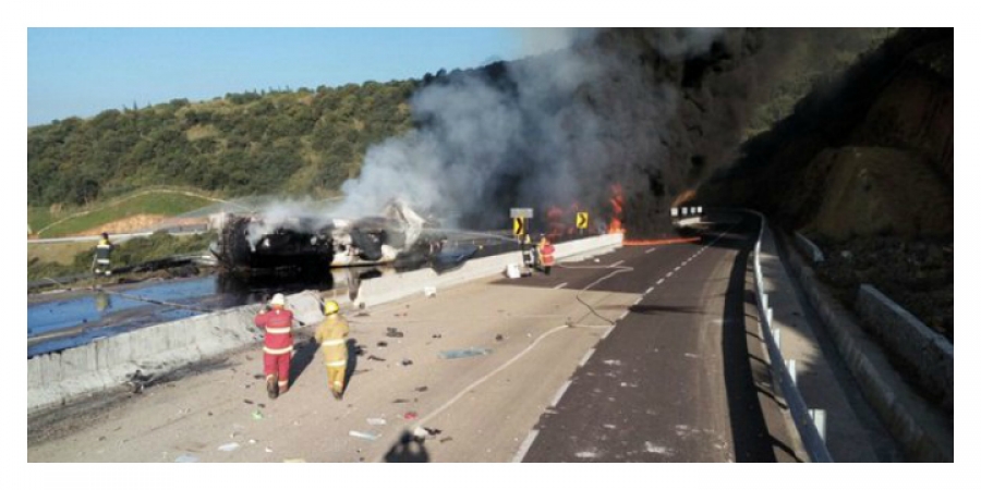 Vuelca y se incendia una pipa en la autopista Cuautla-Amecameca
