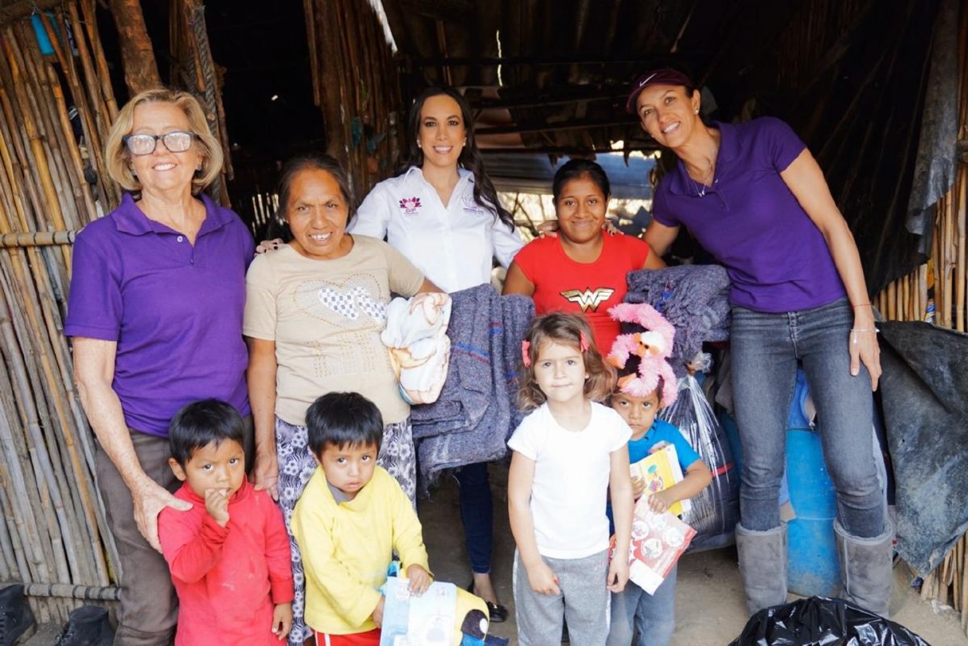 Entrega Natália Rezende apoyos "Por un Morelos sin frío"