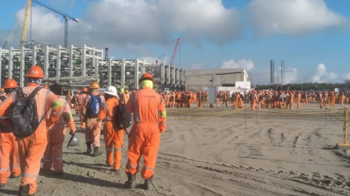 AMLO pide a trabajadores en paro de Refinería Dos Bocas "que se porten bien"