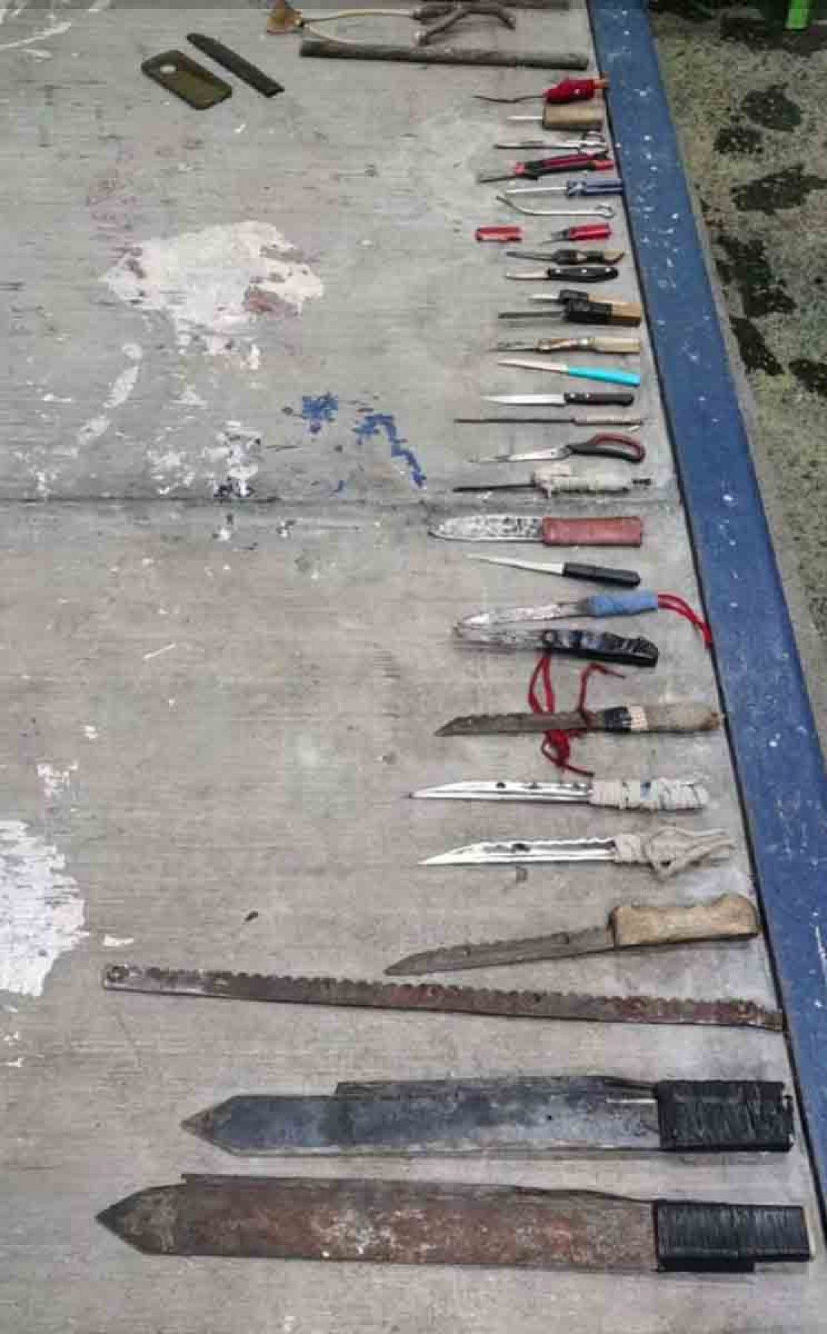 Incautan 33 armas blancas en el penal de Atlacholoaya