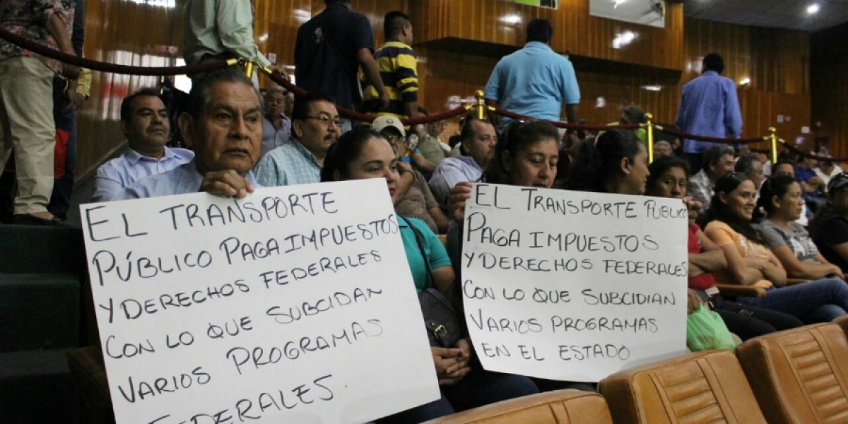 Protestan transportistas en el Congreso