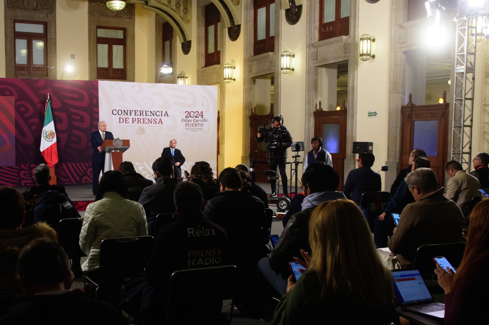Filtran datos de 300 periodistas que han cubierto 'la mañanera' de AMLO