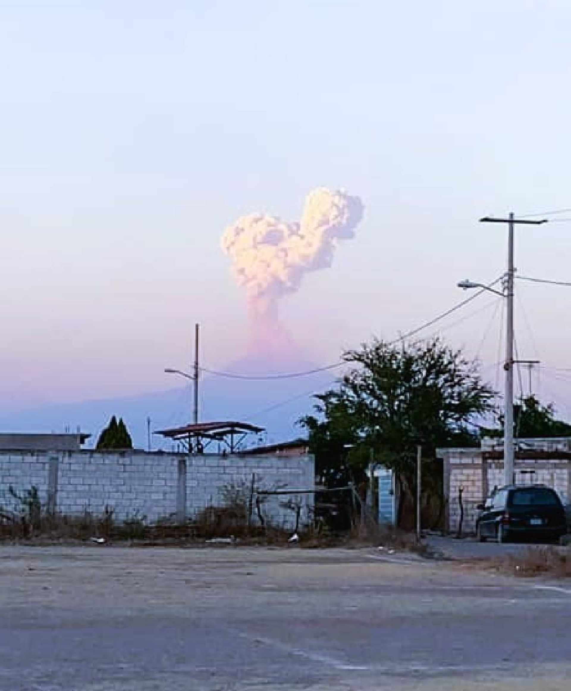 Emite el Popocatépetl exhalación de mil 200 metros de altura