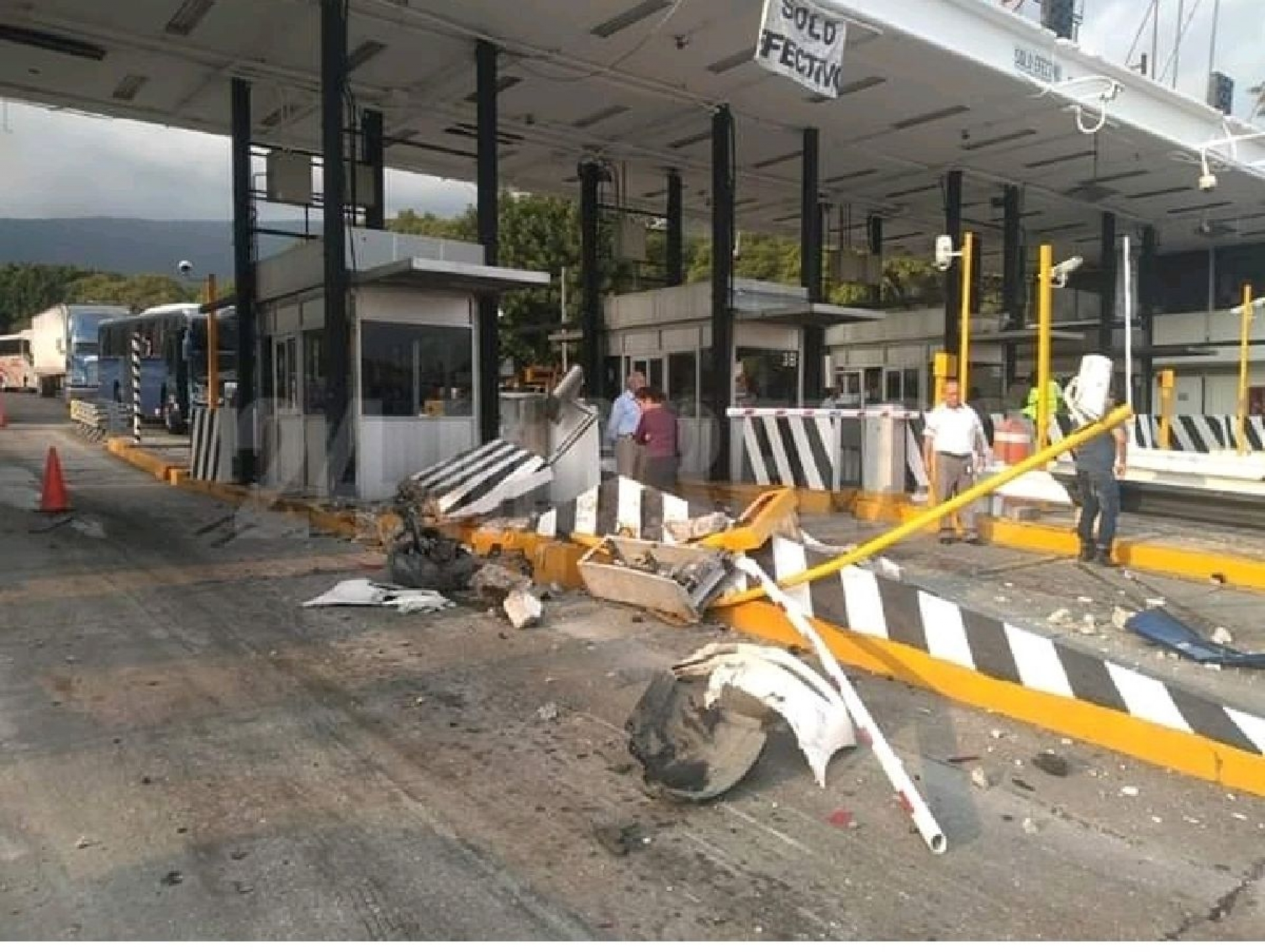 Tráiler sin frenos se impacta contra dos autos