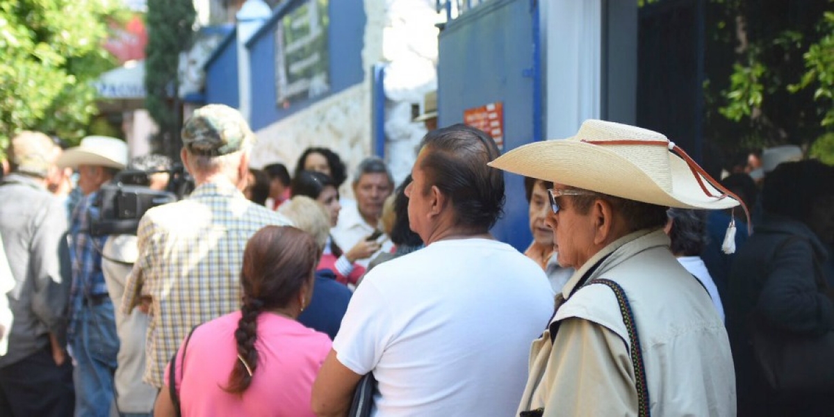 Protestan jubilados en el SAPAC