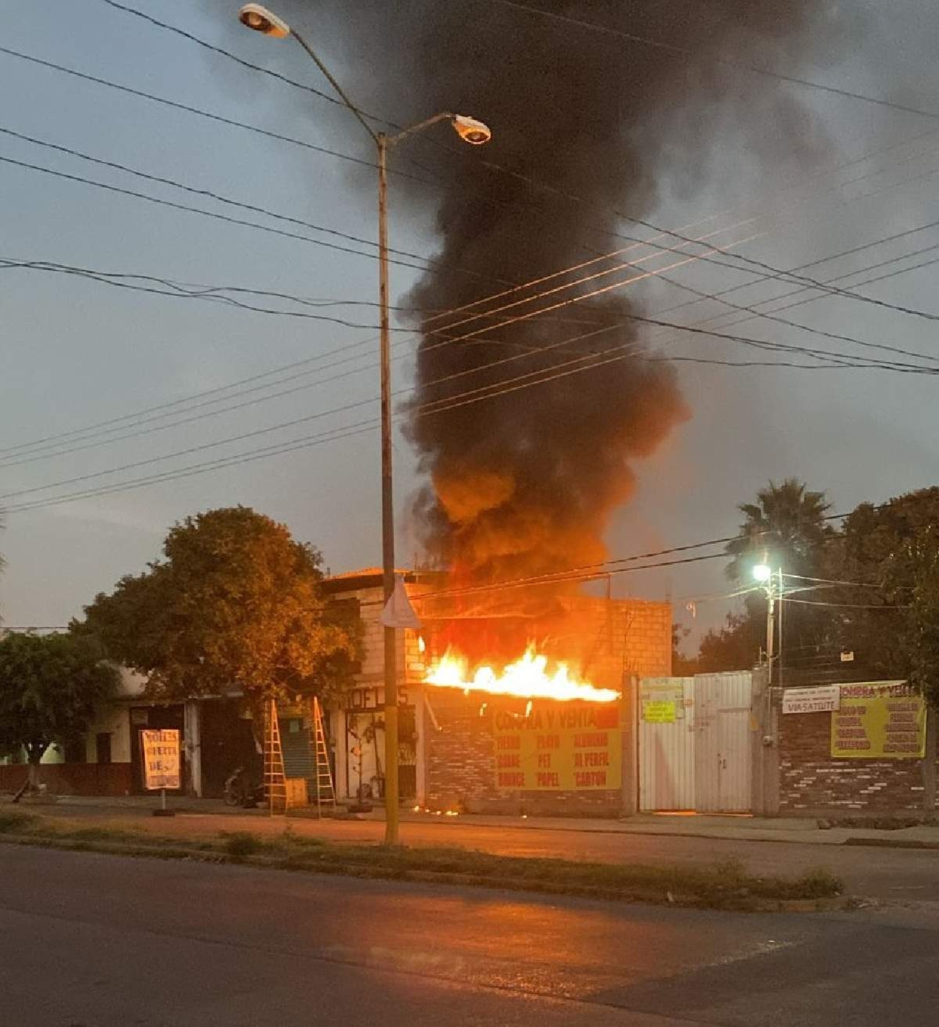 Balean a un hombre y queman un negocio en Cuautla