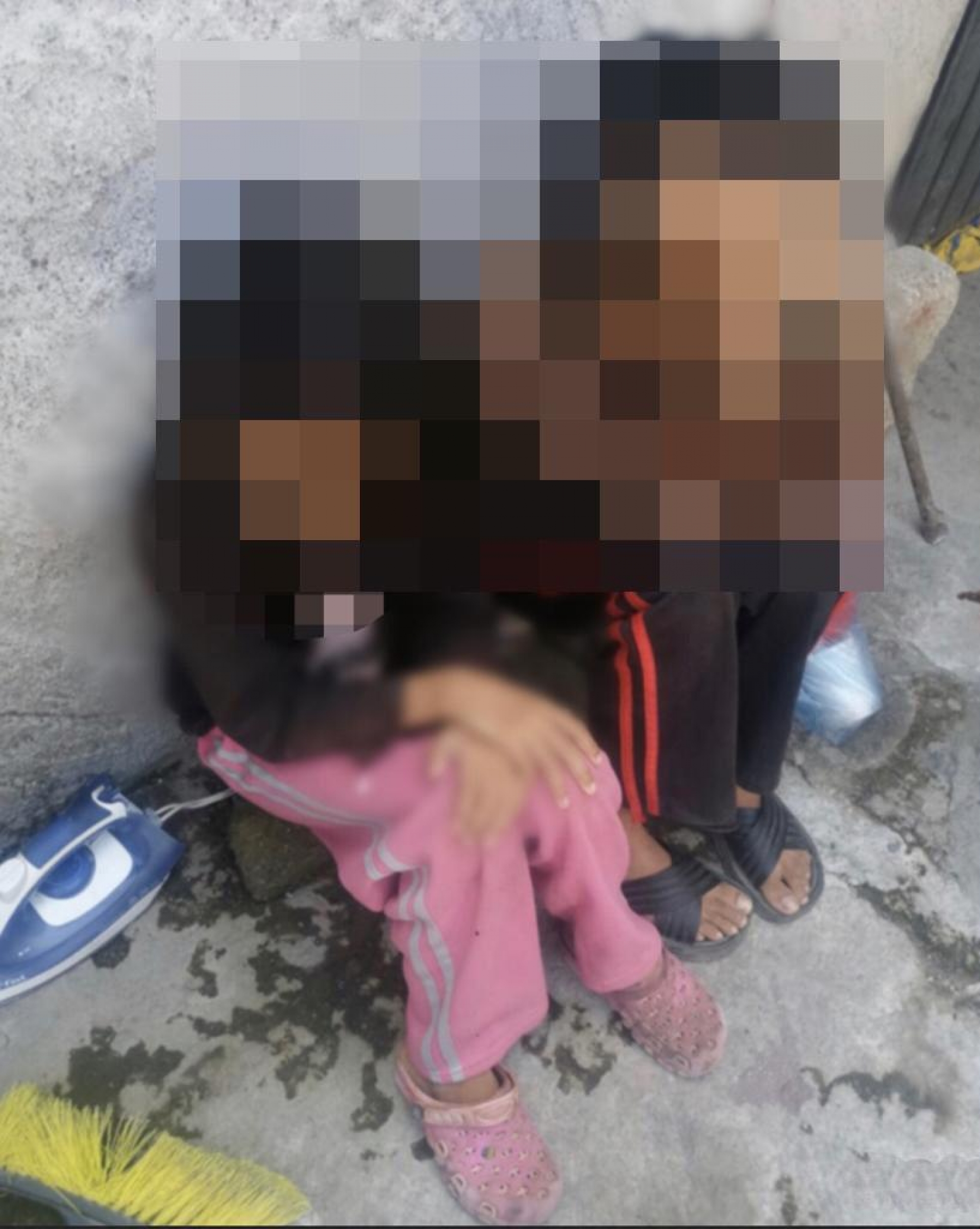 Los mantenían encerrados y sin comida en una casa
