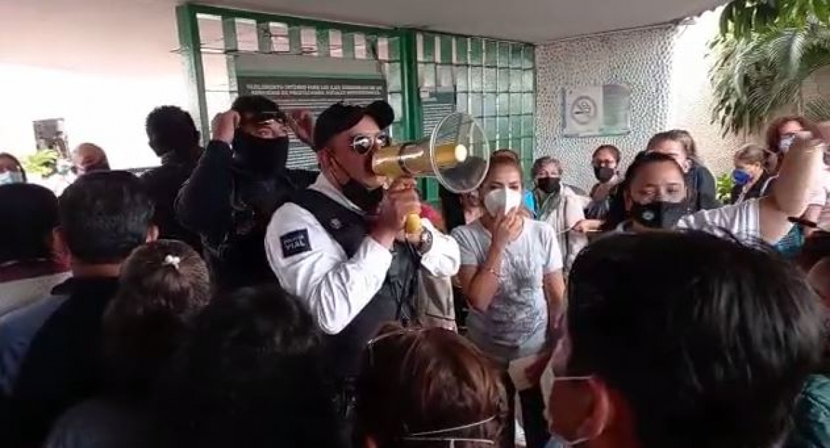 Reclamos en sede de vacunación en unidad deportiva 'Fidel Velázquez'