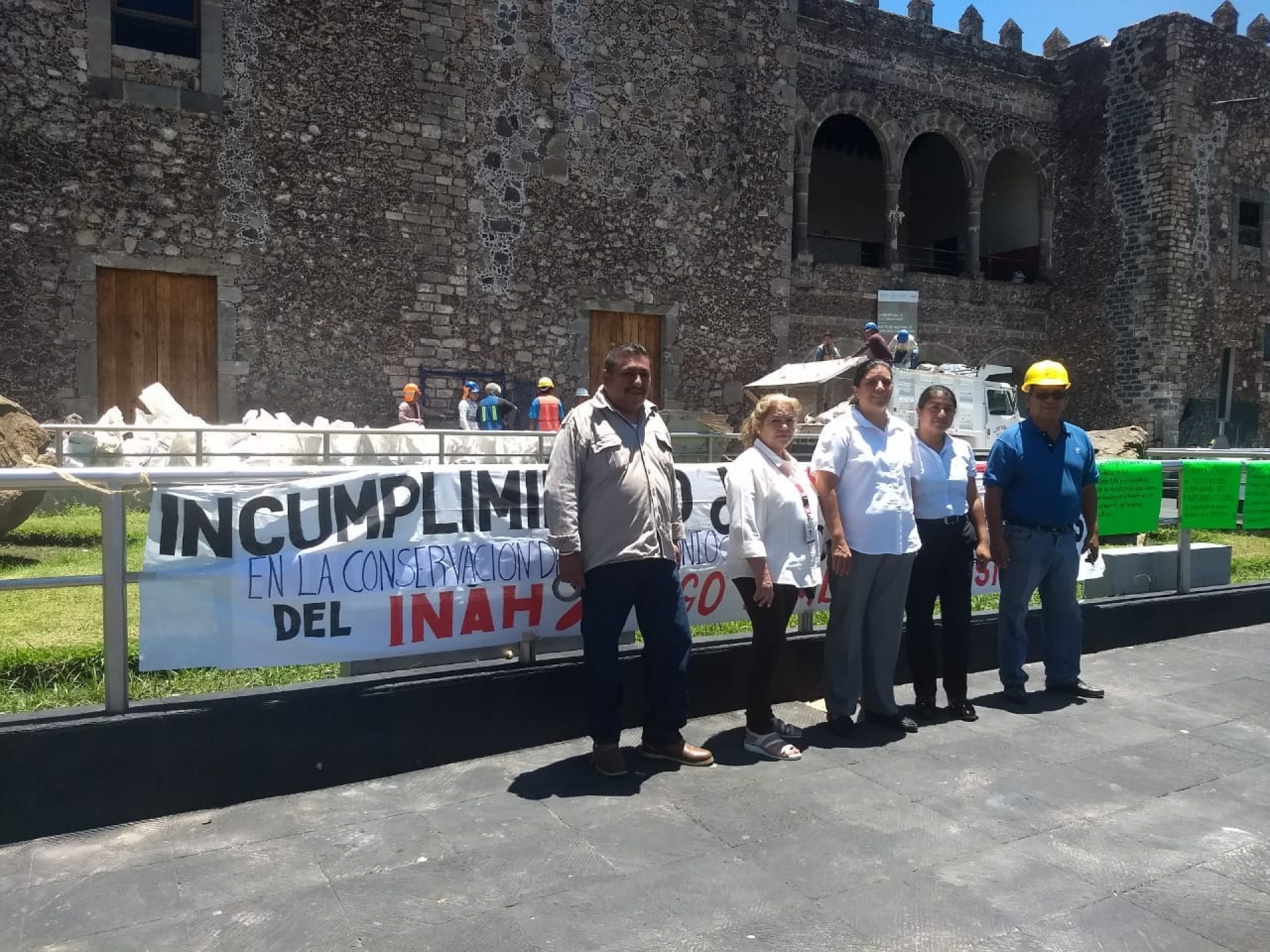 Se manifiestan trabajadores del INAH