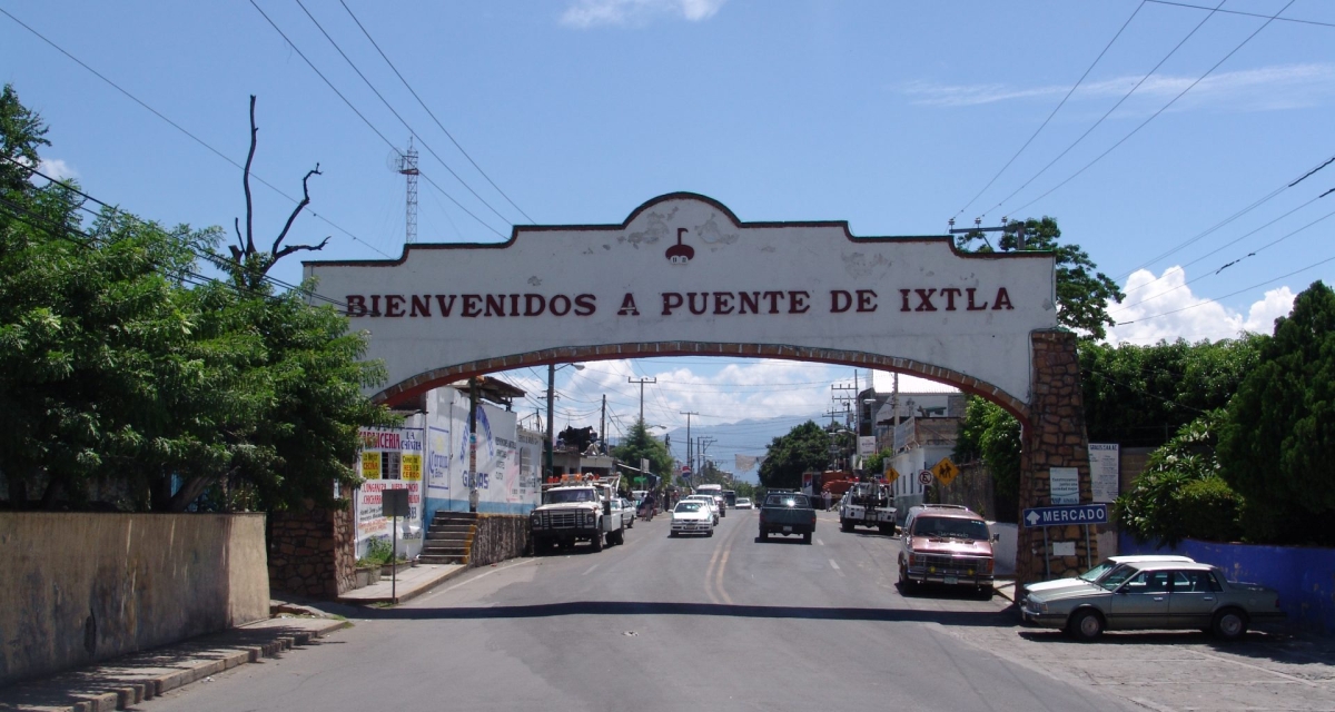 Abandonan un taxi en Puente de Ixtla