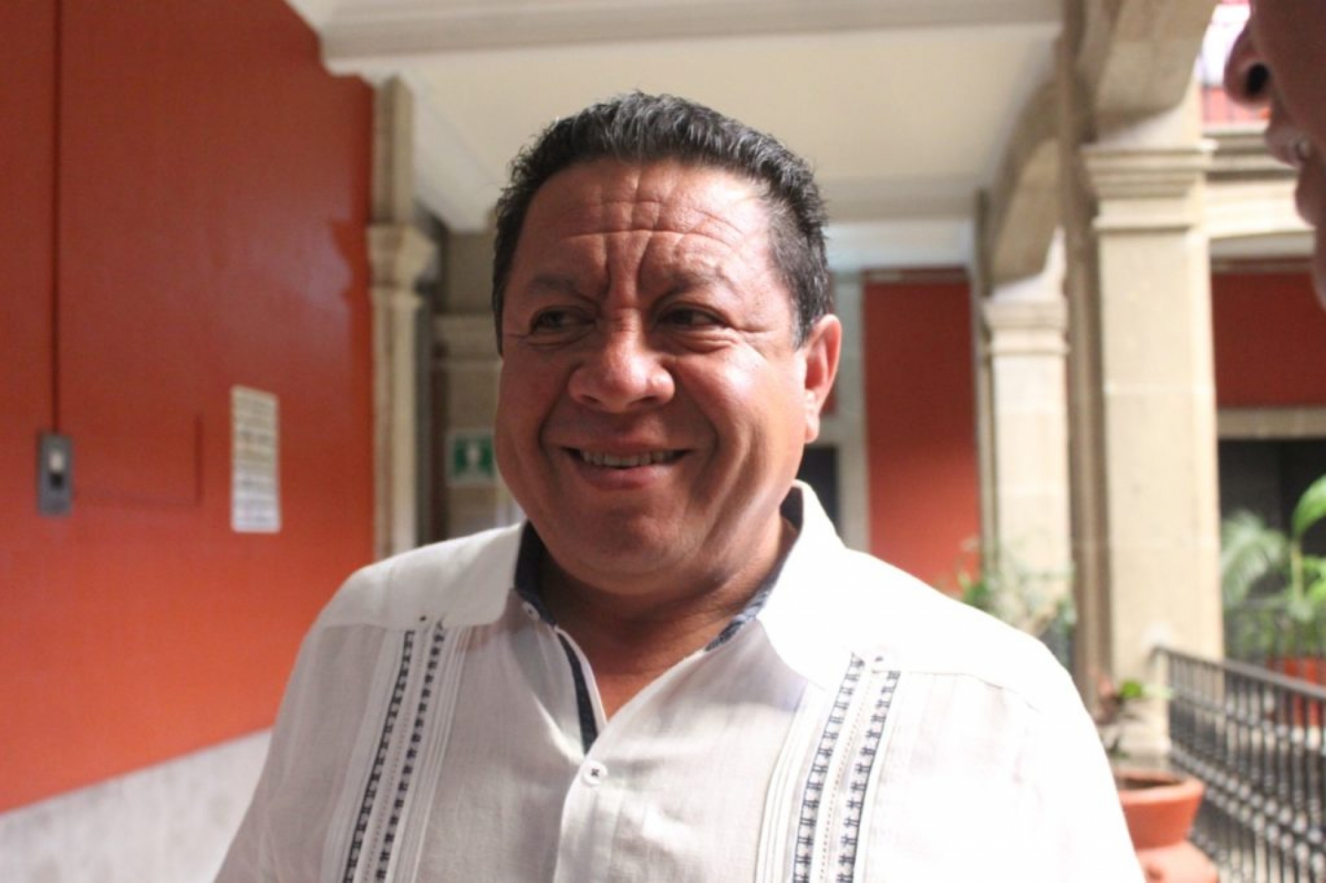 El diputado Galindo se esconde de los cirujanos plásticos
