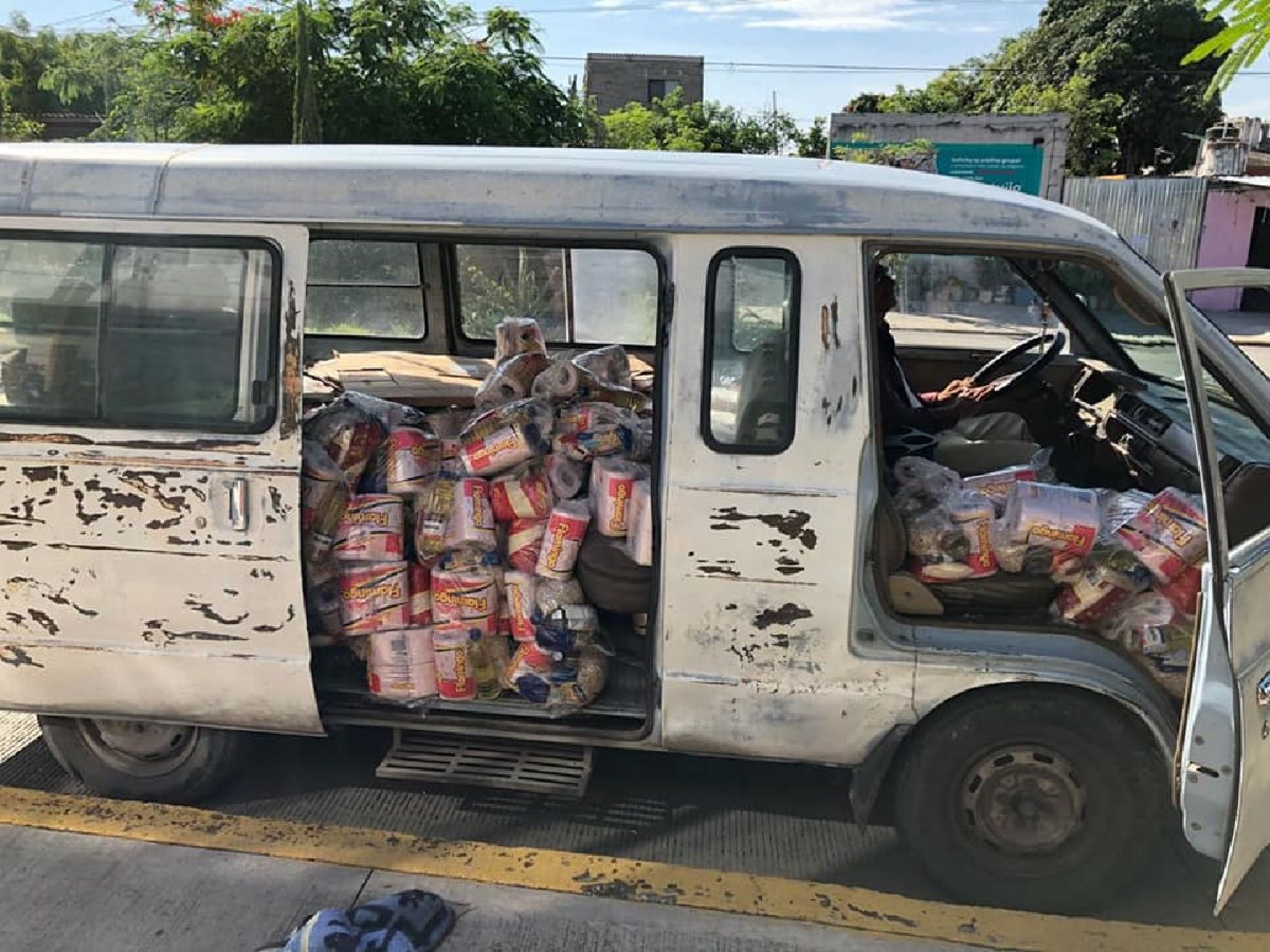 Detienen en Ayala vehículos cargados con despensas
