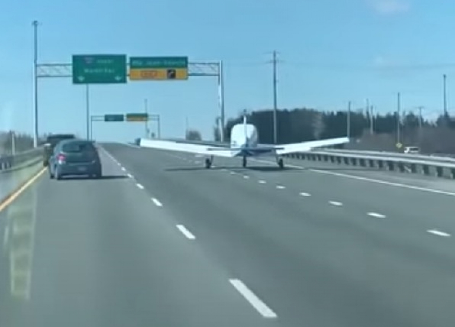 VIDEO: ¡Avioneta aterriza en autopista llena de vehículos!