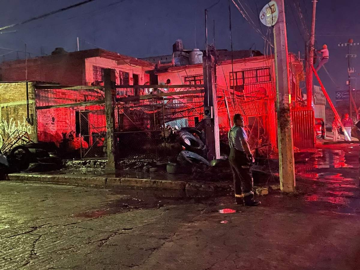 Arrasa incendio con vulcanizadora en la Satélite