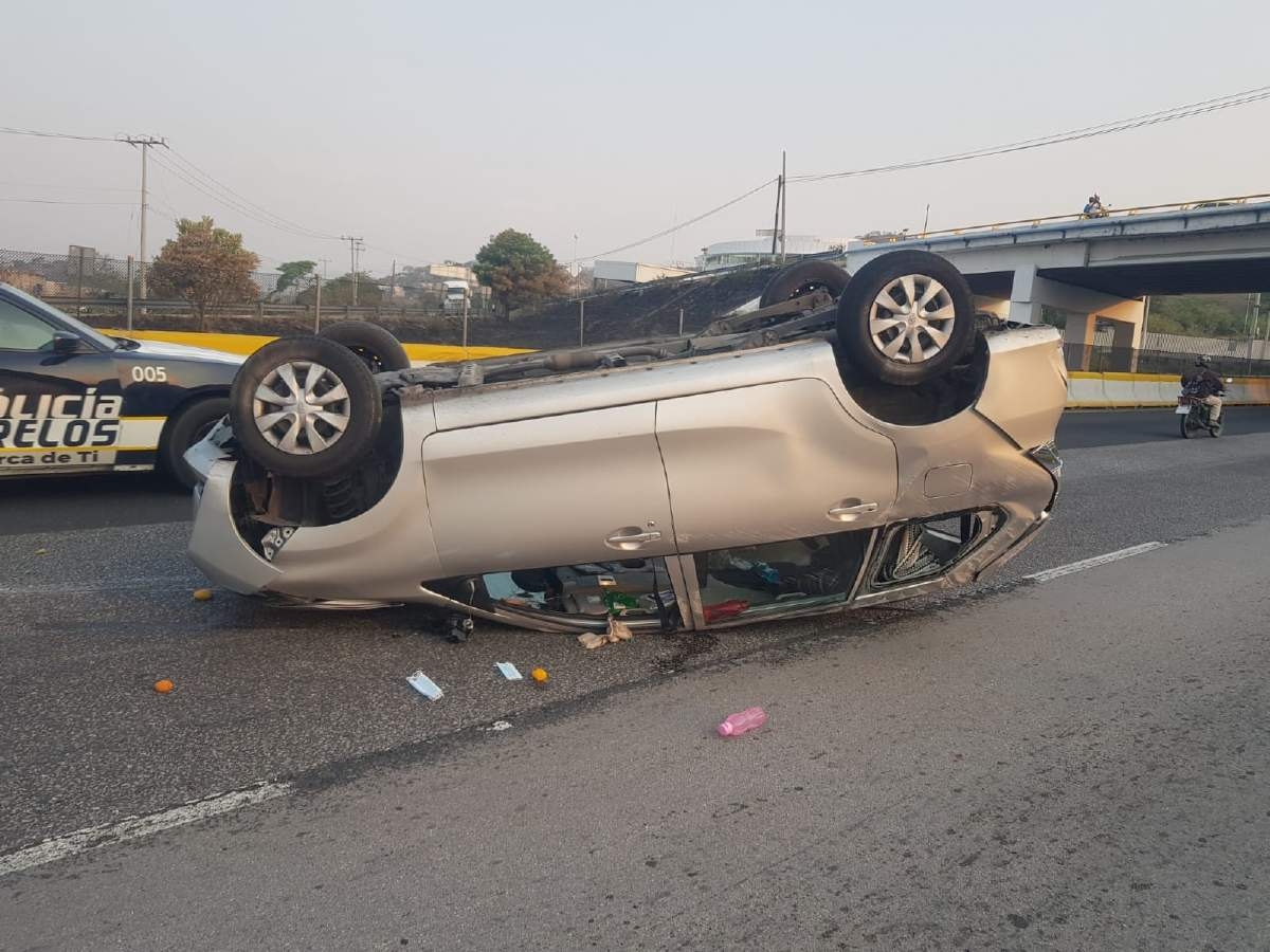 Camioneta vuelca sobre la México-Acapulco