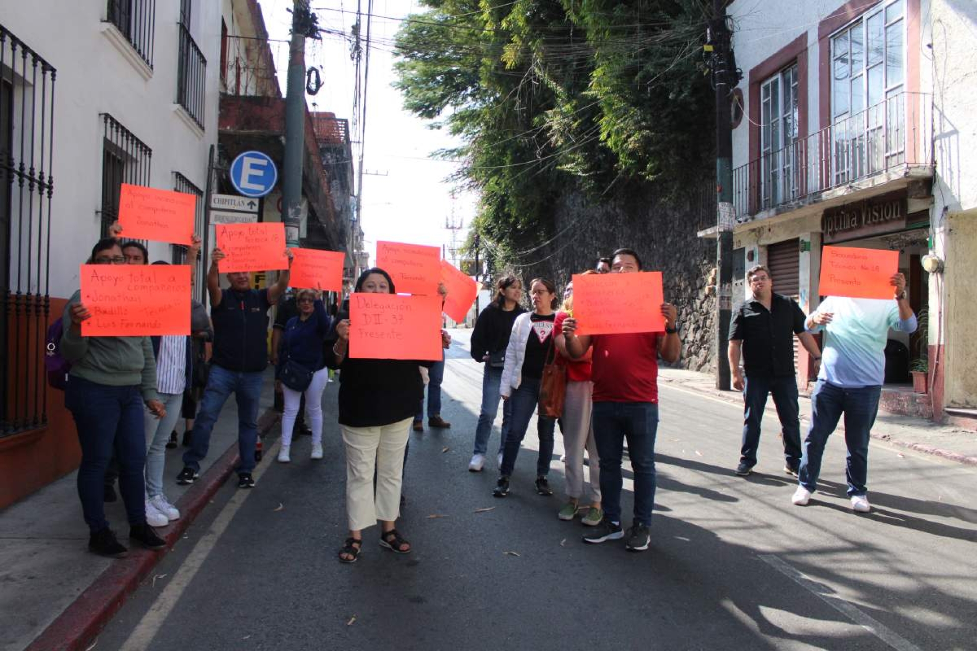 Trabajadores de secundaria técnica cierran calle Galeana