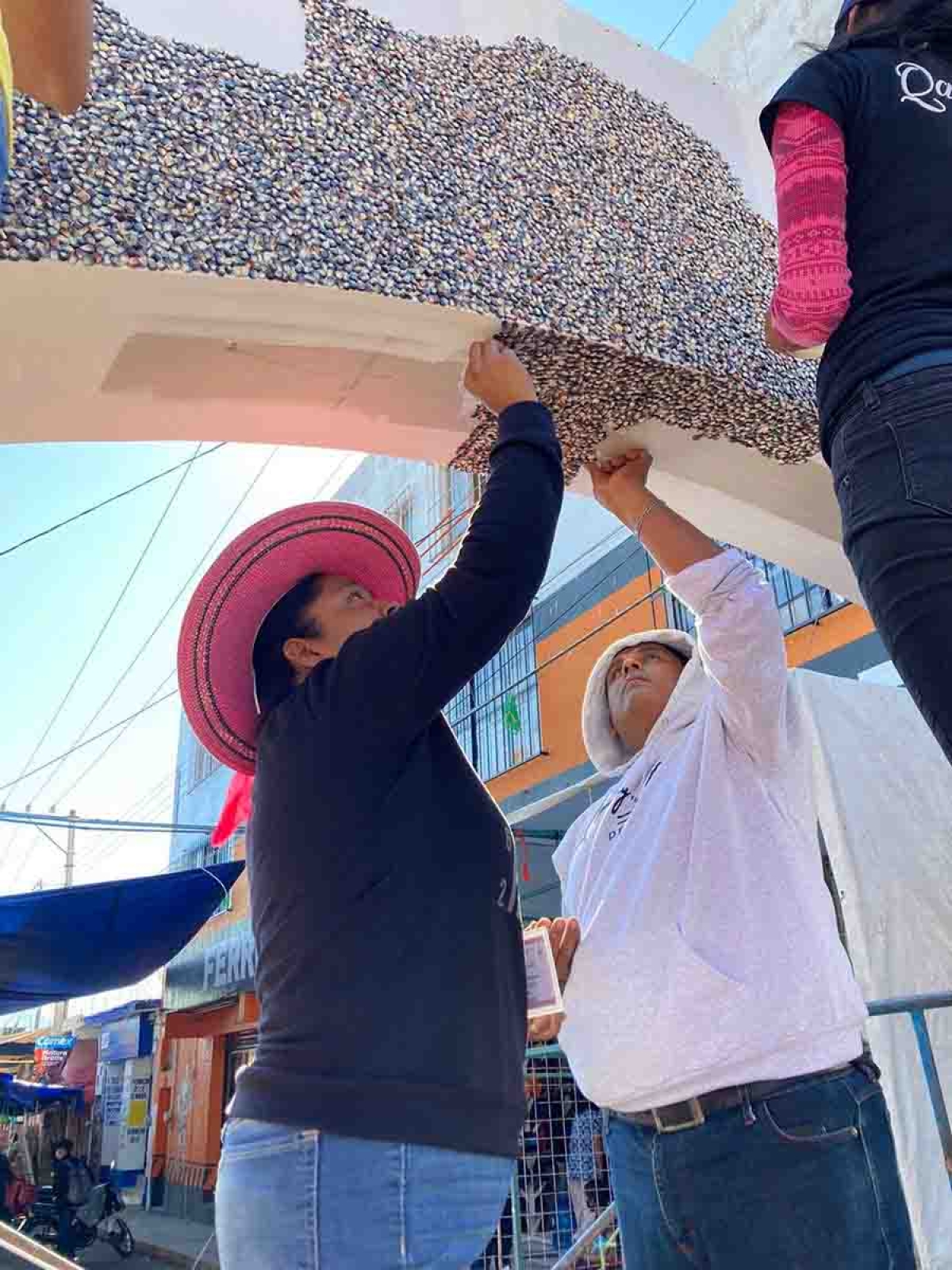 Instalan arco artesanal de bienvenida en Puente de Ixtla