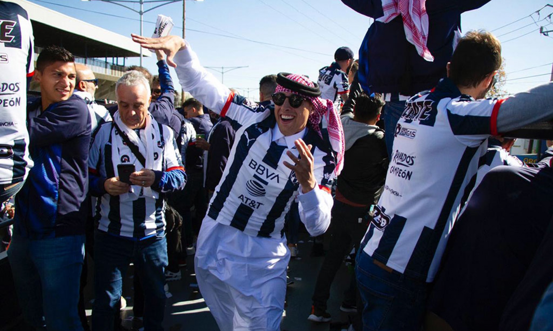 ¡Miles festejan a Rayados en su desfile de Campeón!