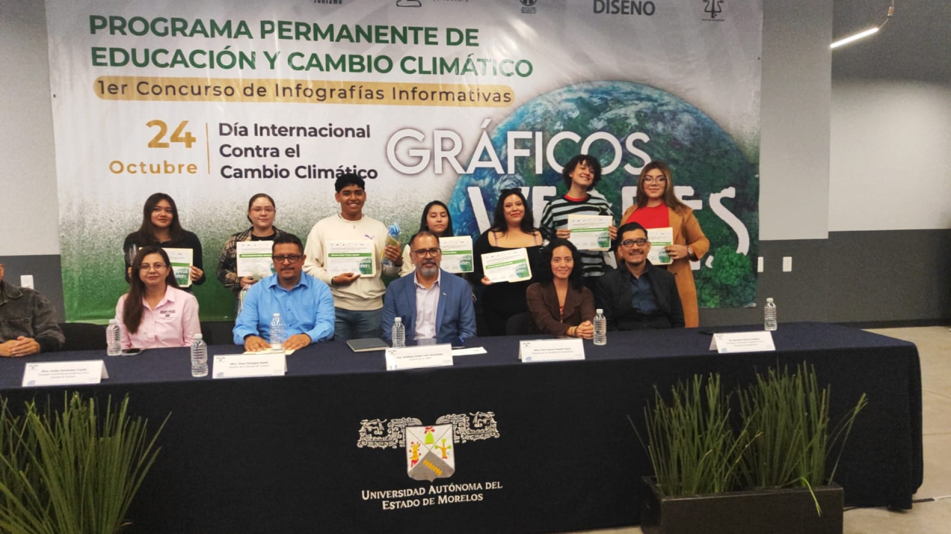 Entregan premios a ganadores del concurso de infografías 'Gráficos verdes', en la UAEM