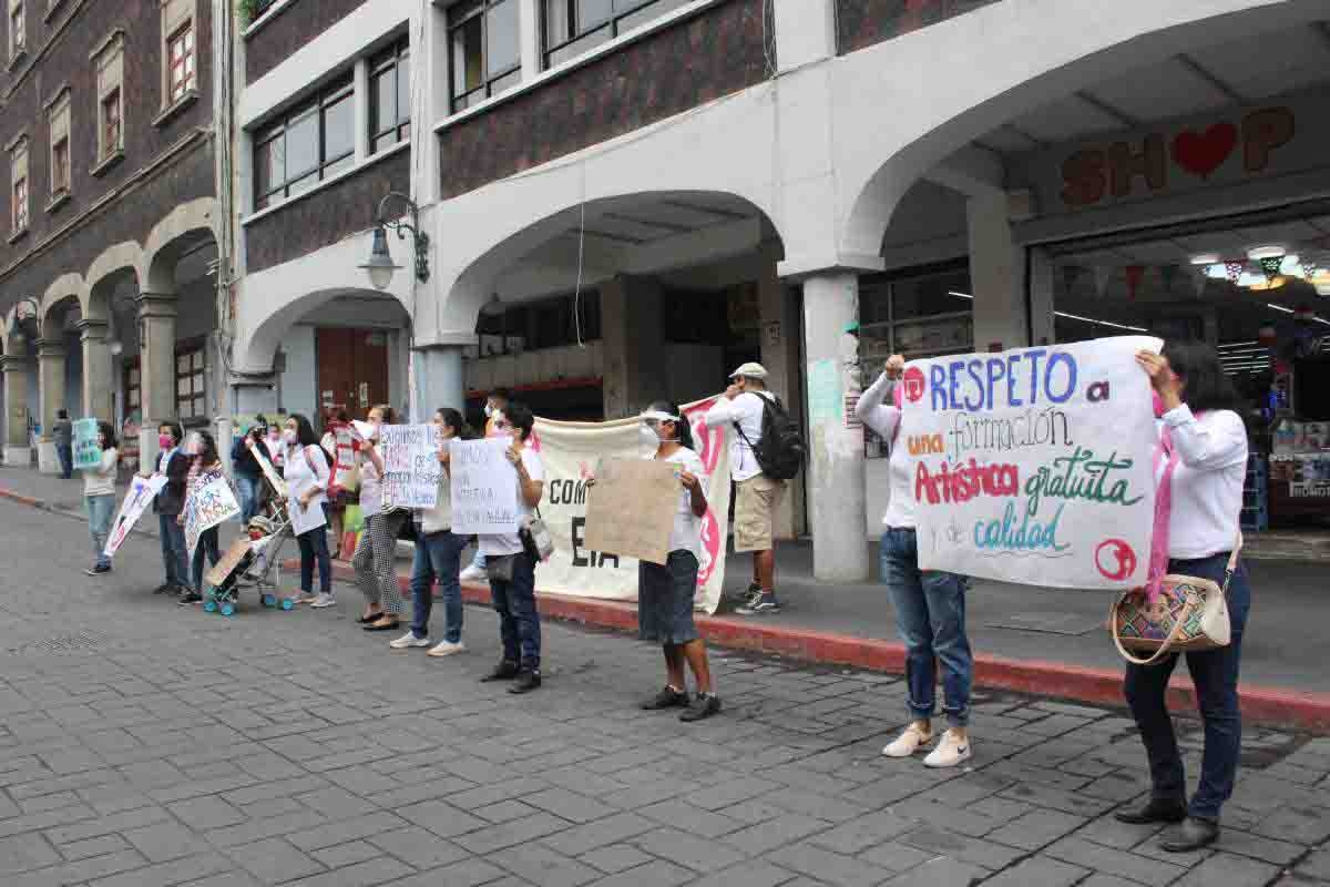 Malestar de padres por incorporación a Bellas Artes de su escuela